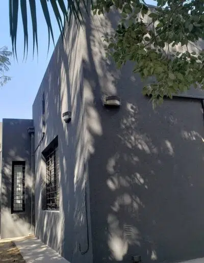 casa con revestimiento plástico texturado color gris oscuro aplicado a rodillo